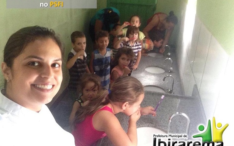 Escovação para crianças no PSFI de Ibirarema