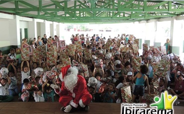 Em Ibirarema Papai Noel na rede Municipal de Ensino