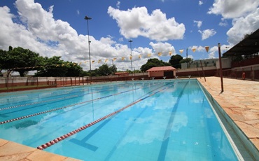 A Secretaria Municipal  de Esportes de Ourinhos oferece aulas de Natação, Hidroginástica. 