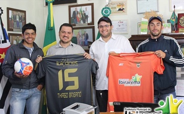 Prefeitura Municipal de Ibirarema da kits esportivo para clubes de futebol amador 