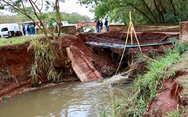 EFICIÊNCIA  Ponte que dá acesso ao Diacuí cai depois de chuva e Prefeitura age rapidamente para cons